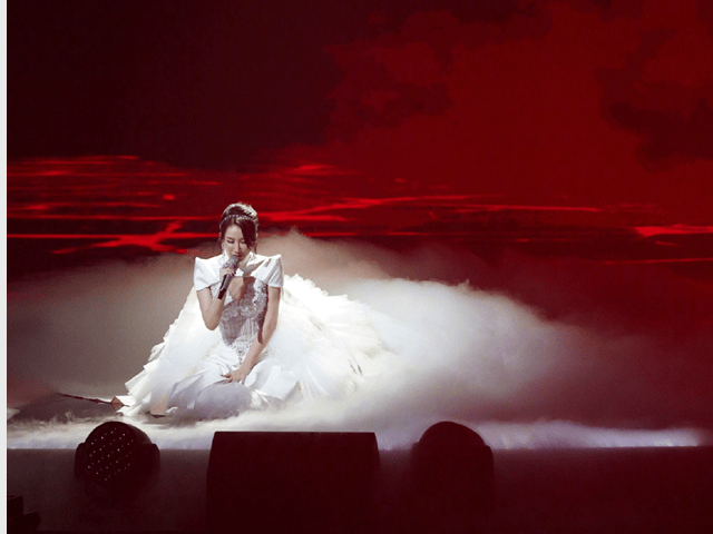 《声生不息》新舞台，李玟穿婚纱唱《天若有情》，致敬刘德华电影 (图2)